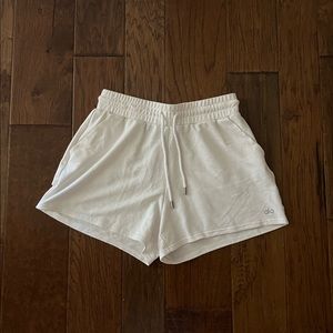 ALO YOGA dreamy short in ivory